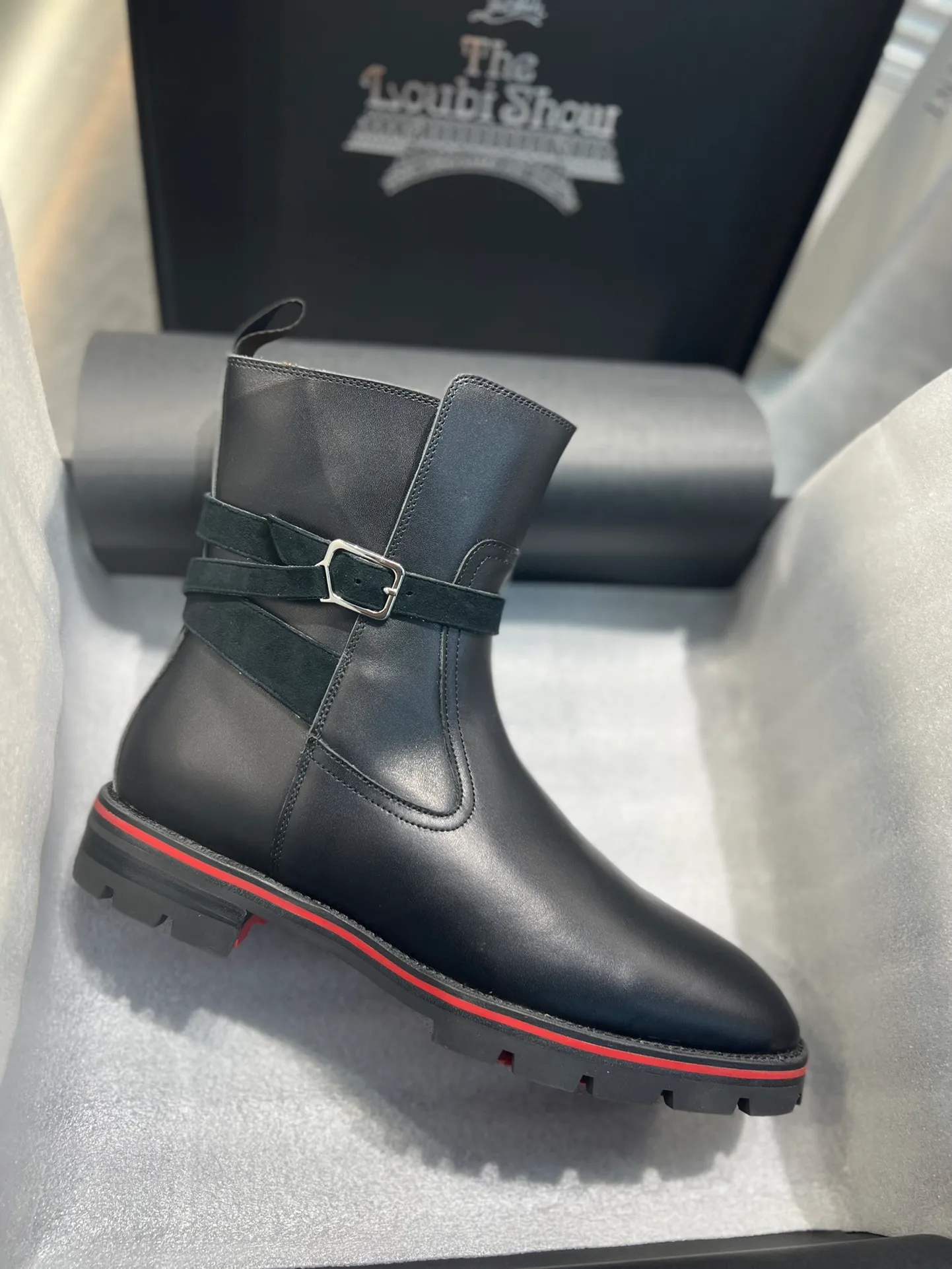 👟👟Ex-factory price 880👟👟 ╔Black cowhide boots with tire soles and front toe nails╗ ·Top version customization·²⁰²²𝐬𝐬 𝑪𝒉𝒓𝒊𝒔𝒕𝒊𝒂𝒏 𝑳𝒐𝒖𝒃𝒐𝒖𝒕𝒊𝒏 ▪️No matter the last shape, fabric, diamonds, nails, lining, outsole, they are as close as possible to ZP... ▪️The original sole is specially provided by the original factory ▪️The lining is imported water-dyed cowhide ▪️Private customization time is about 3-7 days —————— Size: Men's 38M-47M